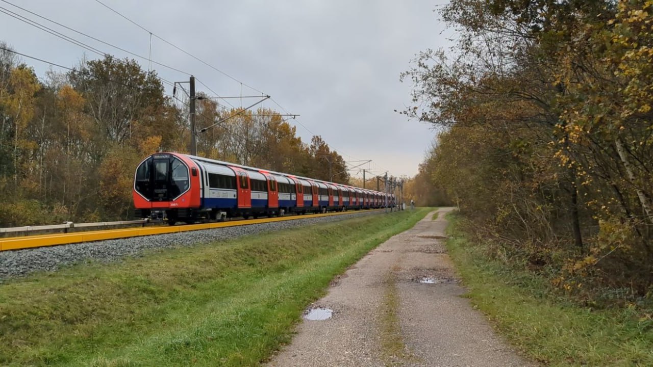 Новые поезда для лондонского метро начали тестировать в Германии